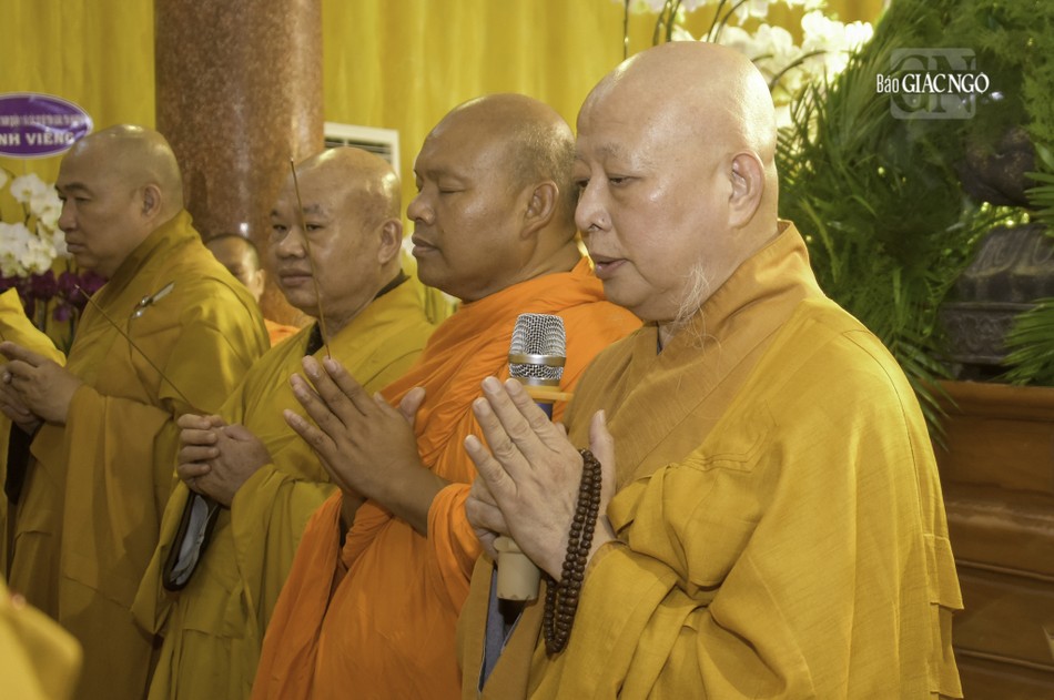 Hòa thượng Thích Lệ Trang, Ủy viên Thường trực Hội đồng Trị sự, Trưởng ban Nghi lễ T.Ư, Trưởng ban Trị sự GHPGVN TP.HCM cung tuyên pháp ngữ tưởng niệm