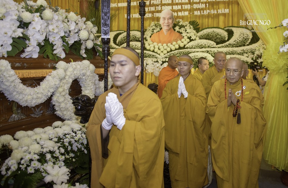 Hòa thượng Thích Khế Chơn, Phó Chủ tịch Hội đồng Trị sự, Trưởng ban Hướng dẫn Phật tử T.Ư và các thành viên trong ban hữu nhiễu kim quan