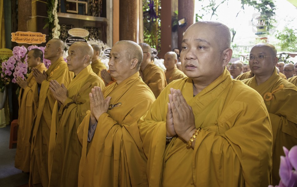 Chư tôn đức Hội đồng Trị sự viếng tang