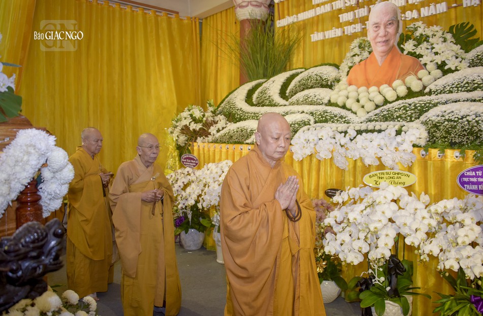 Hòa thượng Thích Lệ Trang, Trưởng ban Trị sự Phật giáo TP.HCM dẫn đầu hữu nhiễu kim quan