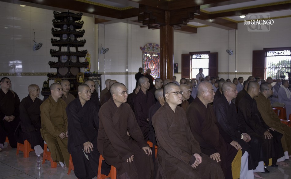 Chư Tăng Ni lắng nghe các kiến thức pháp luật liên quan đến tín ngưỡng, tôn giáo