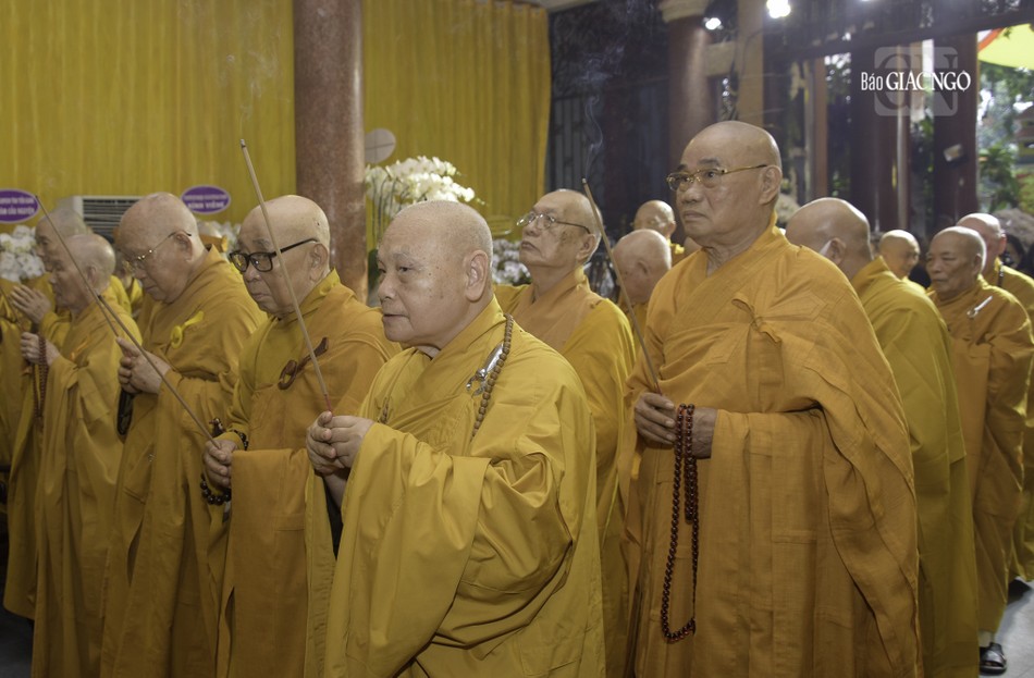 Chư tôn giáo phẩm dâng hương tưởng niệm