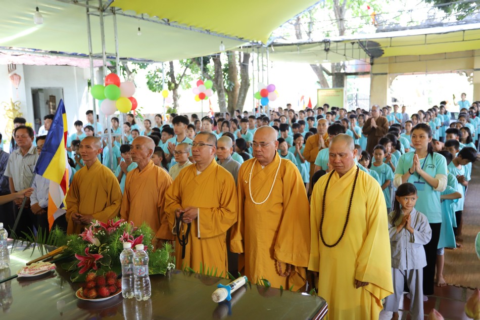 Chư tôn đức tham dự khai mạc Chư tôn đức tham dự khai mạc