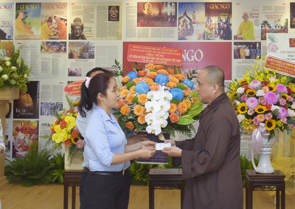 Bà Lê Thị Hờ Rin gửi lời chúc mừng đến tập thể Báo Giác Ngộ Bà Lê Thị Hờ Rin gửi lời chúc mừng đến tập thể Báo Giác Ngộ