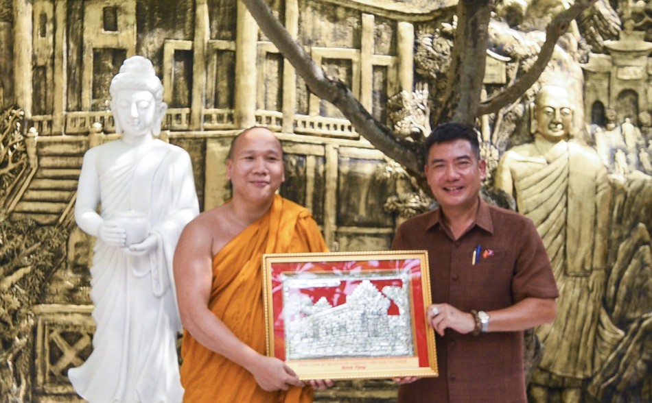 Ông Nguyễn Văn Trung, Tổng Lãnh sự nước CHXHCN Việt Nam tại Paksé tặng quà lưu niệm