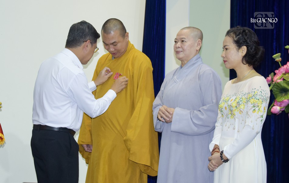 Đại đức Thích Minh Phú, Ủy viên Hội đồng Trị sự, Phó ban Thường trực Ban Từ thiện xã hội GHPGVN TP.HCM, Chủ tịch Hội từ thiện chùa Tường Nguyên cũng được Chủ tịch nước tặng Huân chương Lao động hạng 3 Đại đức Thích Minh Phú, Ủy viên Hội đồng Trị sự, Phó ban Thường trực Ban Từ thiện xã hội GHPGVN TP.HCM, Chủ tịch Hội từ thiện chùa Tường Nguyên cũng được Chủ tịch nước tặng Huân chương Lao động hạng 3