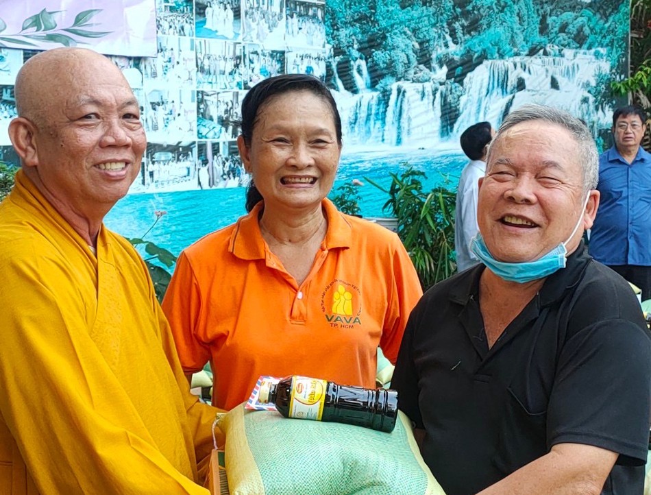 Niềm vui của người dân khi nhận quà Niềm vui của người dân khi nhận quà