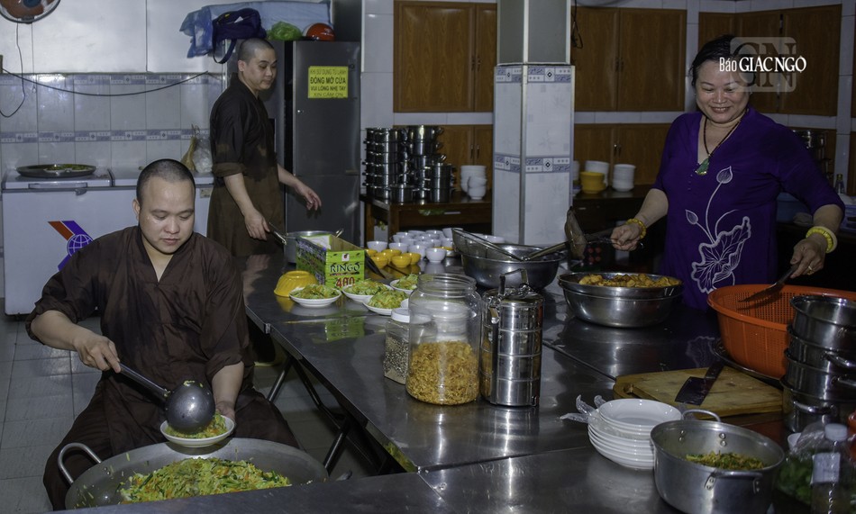 Sau thời tụng kinh hoặc pháp thoại, các hành giả theo sự phân công của Ban Chức sự chuẩn bị cho buổi lễ quá đường