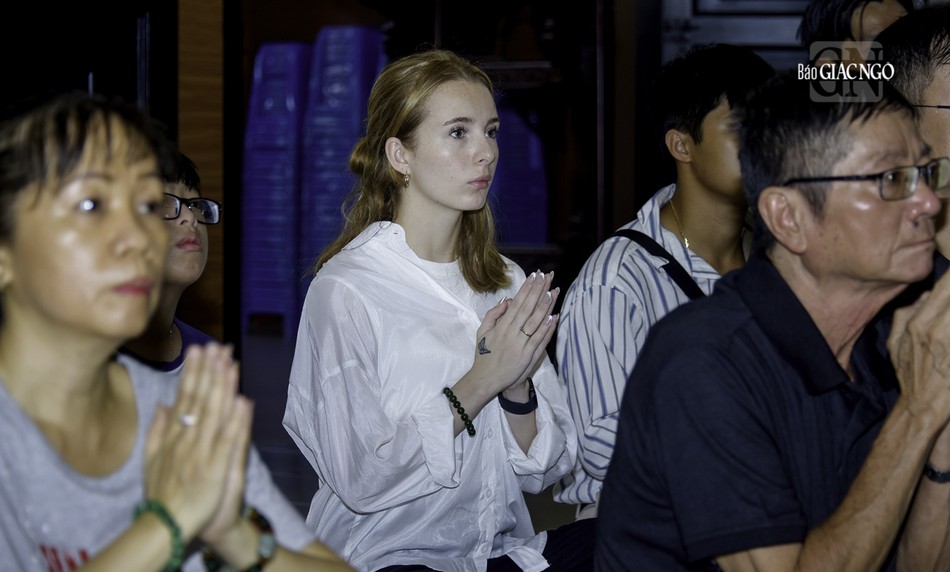 Đây cũng là cơ hội để Phật tử gieo duyên lành với Tam bảo, ngỏ hầu tạo chút ít công đức làm tư lương cho con đường hành thiện của mình