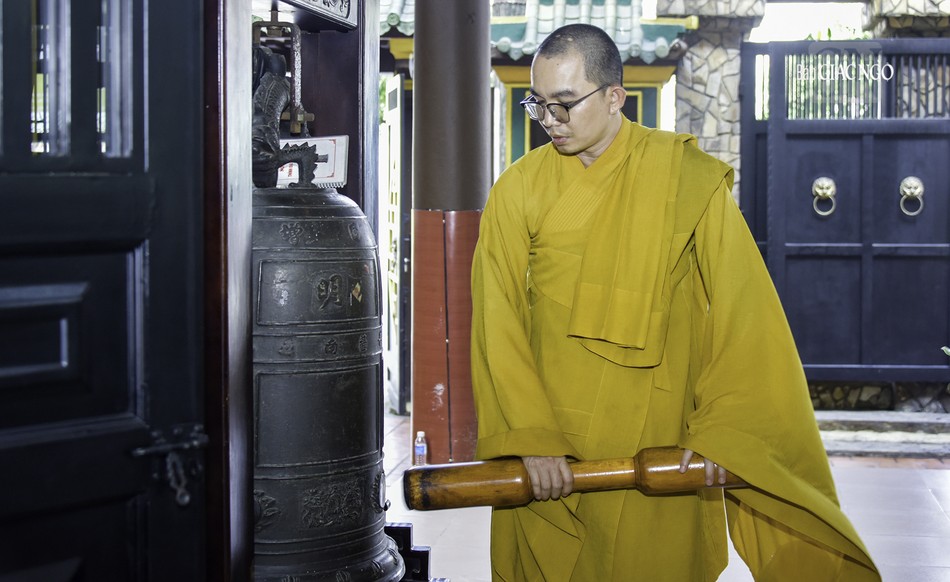 Theo thời khóa của trường hạ, mỗi ngày vào lúc 3 giờ 30 khuya, toàn thể đại chúng thức dậy để chuẩn bị cho thời khóa công phu theo truyền thống thiền môn lúc 3 giờ 45 phút