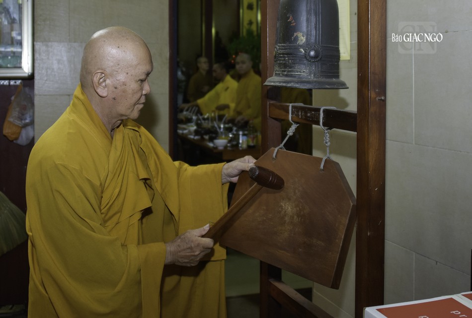 Sau khi hoàn thành, đại chúng bắt đầu vân tập về trai đường để thực hiện nghi thức quá đường