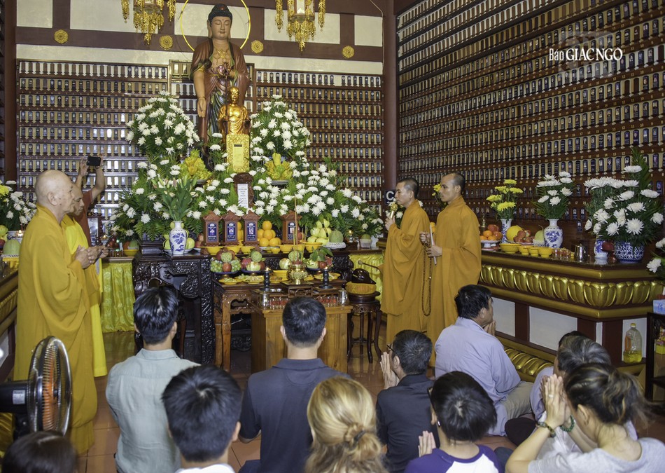 Bên cạnh việc tu học để trau dồi thân tâm của mình, làm nơi nương tựa cho hàng Phật tử, chư Tăng còn hỗ trợ cho các tín đồ thực hiện các nghi thức cúng linh