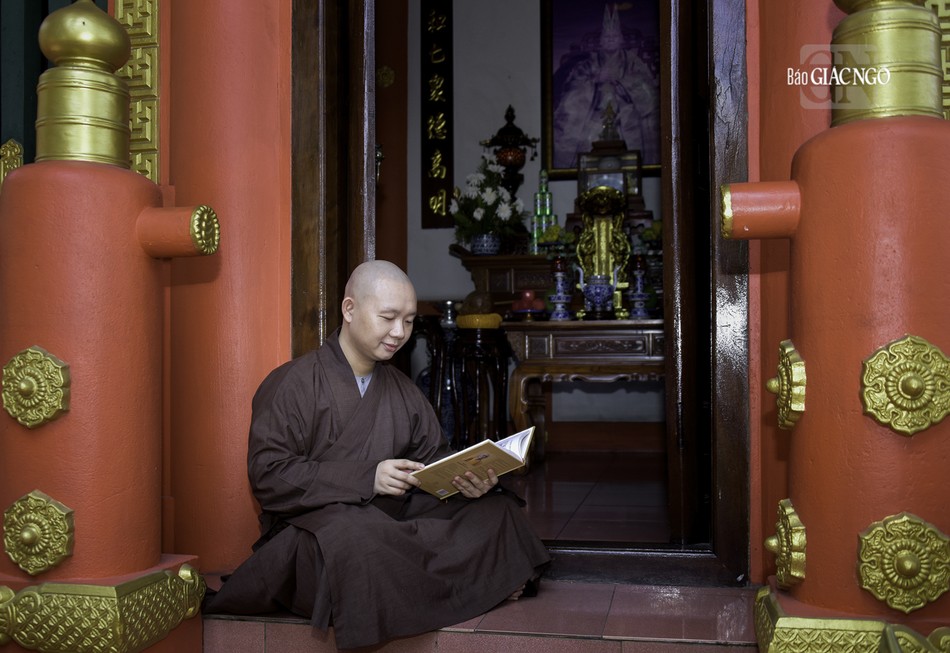 Bên cạnh việc chấp tác, thời gian rãnh rỗi thì các hành giả đọc kinh sách, trau dồi thêm sở học của mình trong 3 tháng an cư