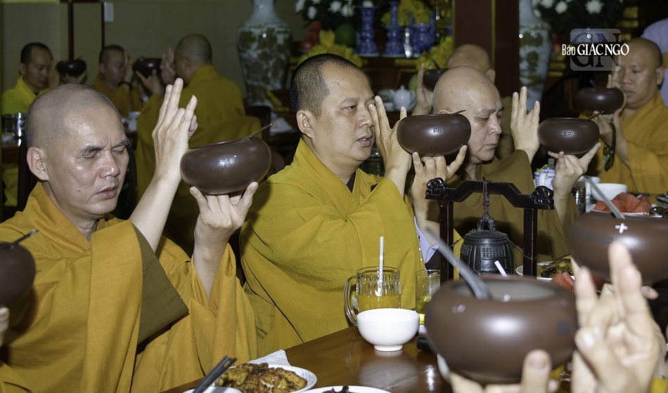 Hành giả cần phải thuộc lòng các bài kệ chú để áp dụng trong bữa ăn, từ đó giúp mình giữ gìn chánh niệm, không hướng ngoại, vọng tưởng, mơ màng trong lúc ăn