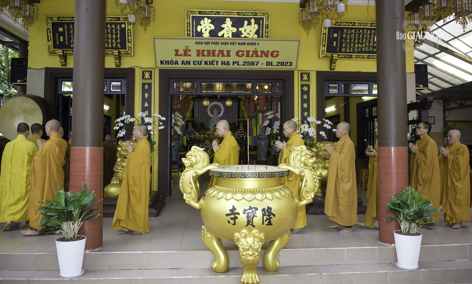 Đi kinh hành niệm Phật nhằm tập trung tâm ý, sống với thực tại trong từng sát-na, tránh để tâm thức vọng động, chạy theo những ý niệm liên miên không dứt