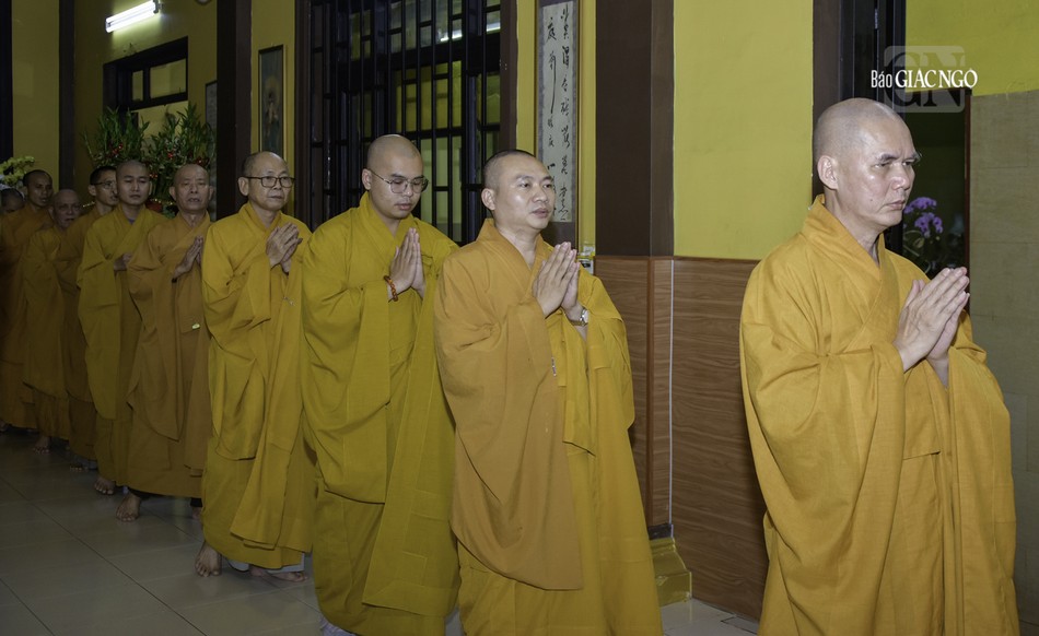 Đại chúng cùng nhau kinh hành, niệm Phật trong chánh niệm theo pháp môn Tịnh độ phổ biến trong đời sống hành trì của Phật giáo Việt Nam