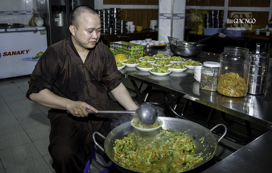 Một hành giả đang chuẩn bị thức ăn cho đại chúng