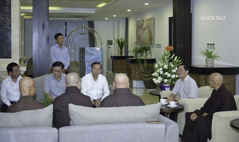 Quý lãnh đạo cùng chư tôn đức trao đổi các thông tin liên quan đến lễ tưởng niệm cầu siêu tại Nghĩa trang Liệt sĩ Hàng Dương Quý lãnh đạo cùng chư tôn đức trao đổi các thông tin liên quan đến lễ tưởng niệm cầu siêu tại Nghĩa trang Liệt sĩ Hàng Dương