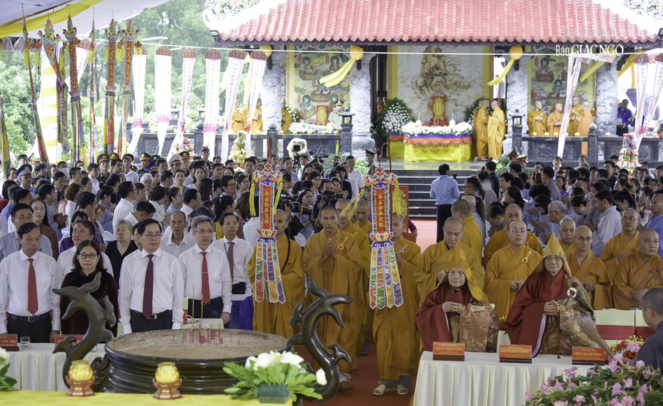 Các phái đoàn chiêu u, cung thỉnh linh vị chư anh linh về an vị tại đàn tràng