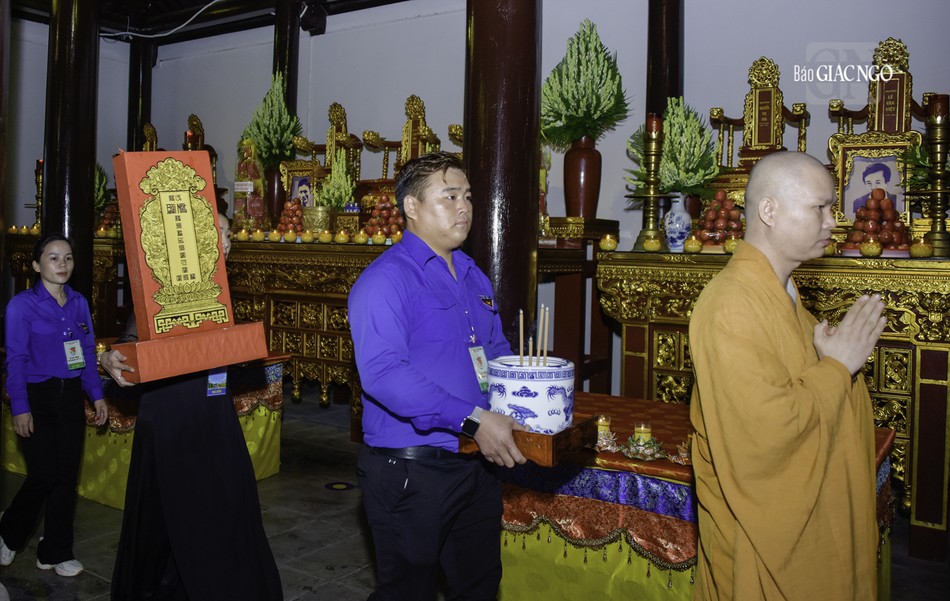 Chư Tăng tiếp dẫn an vị