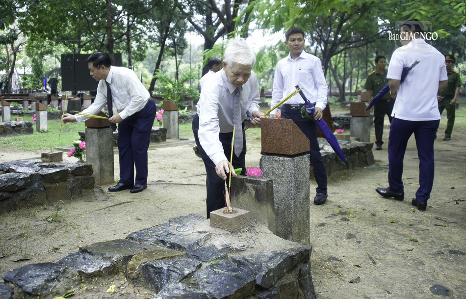 Thắp hương tại các mộ phần liệt sĩ Thắp hương tại các mộ phần liệt sĩ