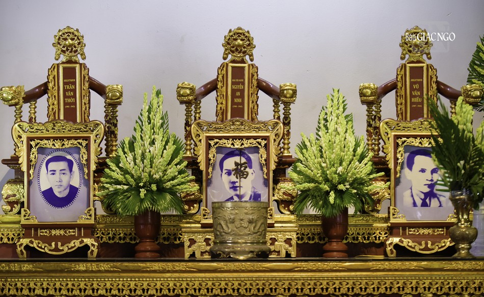 Bàn thờ các anh hùng liệt sĩ bên trong Đền thờ Côn Đảo Bàn thờ các anh hùng liệt sĩ bên trong Đền thờ Côn Đảo