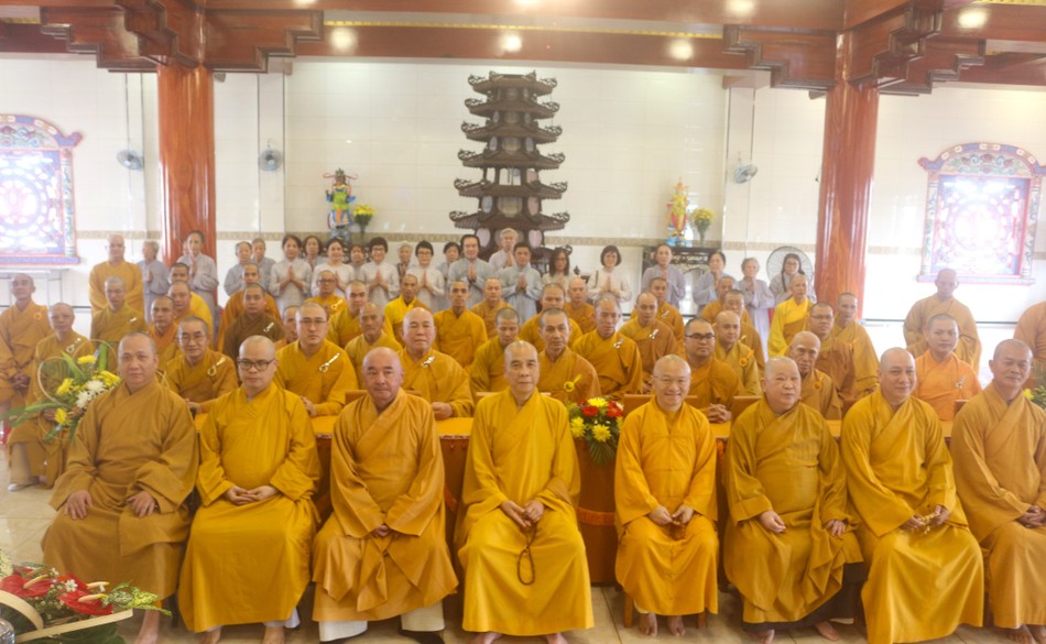 Các hành giả chụp hình lưu niệm Các hành giả chụp hình lưu niệm