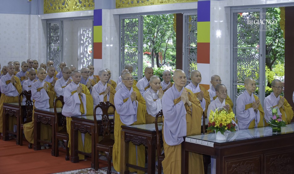 Chư Ni hạ trường chùa Dược Sư lắng nghe lời sách tấn của Hòa thượng Thích Lệ Trang