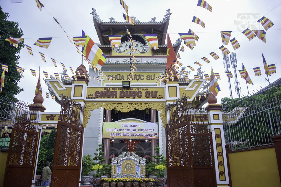 Chùa Dược Sư là một trong những trường hạ tập trung của Q.Bình Thạnh với 120 hành giả Ni tu học. Mỗi kỳ Bố-tát với số lượng hành giả về tác pháp lên đến 190 vị