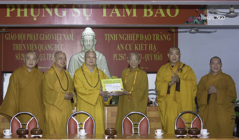 Trao tịnh tài, phẩm vật đến các hành giả hạ trường Thiền viện Quảng Đức (Q.3)