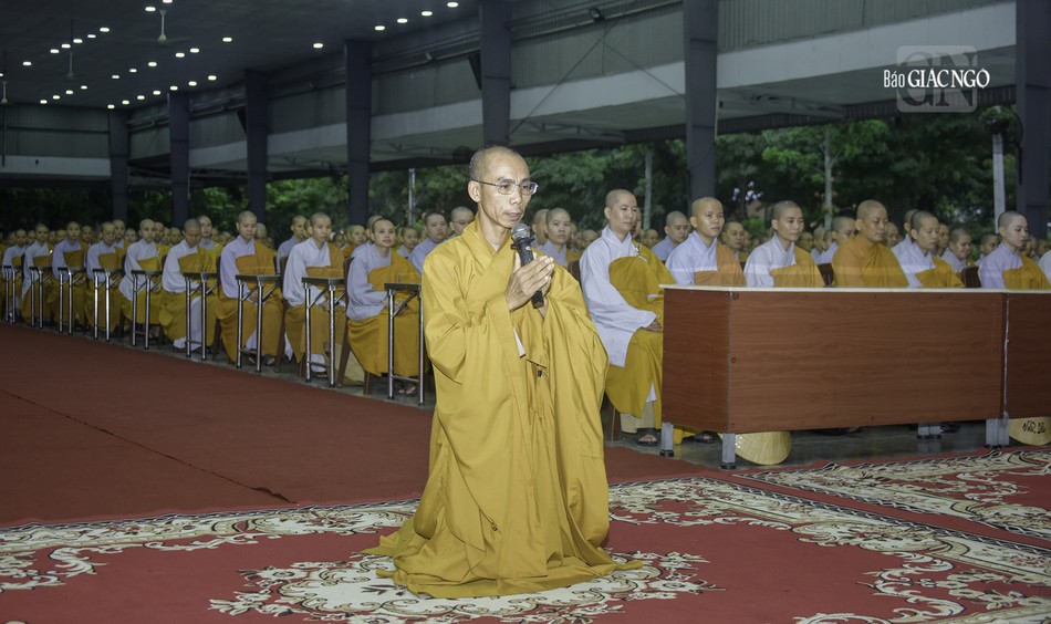 Thượng tọa Thích Phước Lượng báo cáo tình hình tu học của các hành giả lên chư tôn đức Ban Thường trực Ban Trị sự TP.HCM