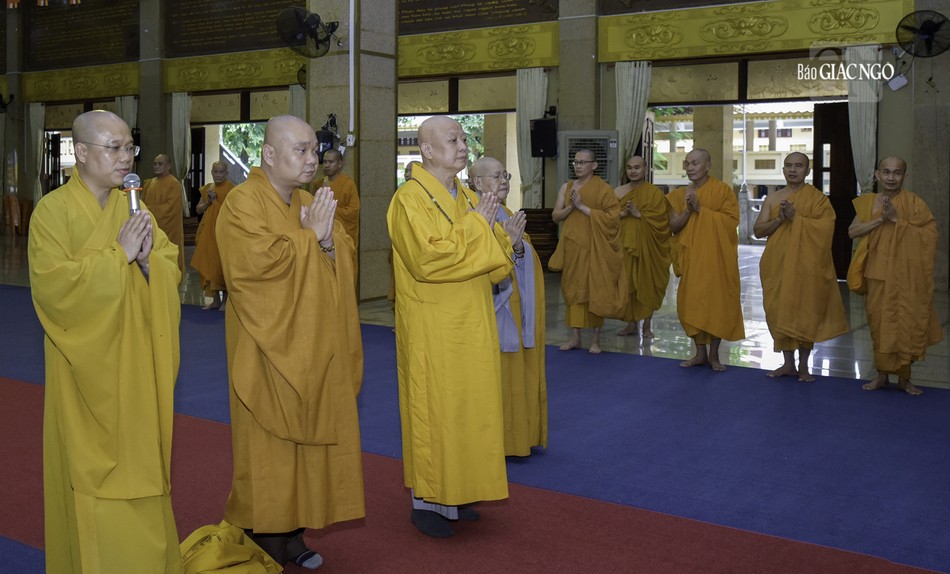 Chư Tăng đón tiếp phái đoàn Ban Thường trực TP.HCM