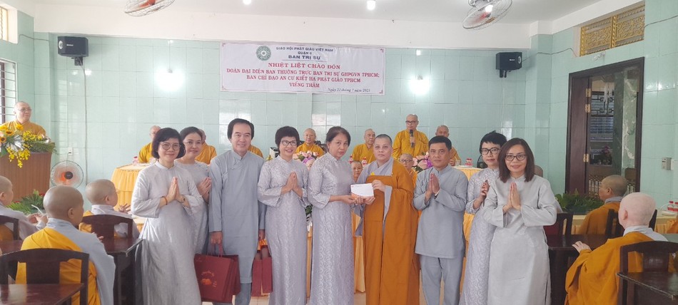 Trao tịnh tài cúng dường Trao tịnh tài cúng dường