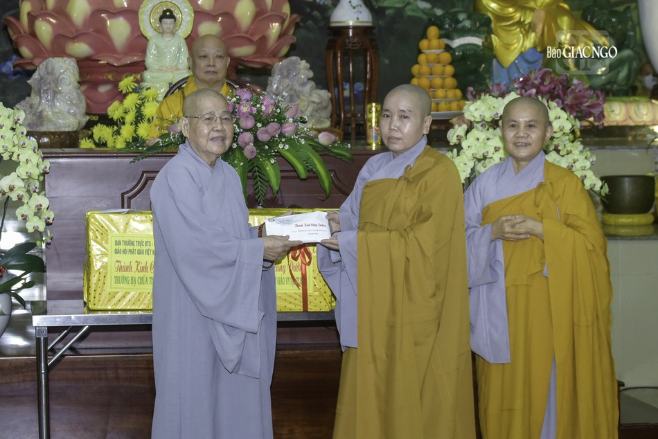 Ni trưởng Thích nữ Từ Nhẫn trao tịnh tài cúng dường đến hạ trường chùa Thanh Tâm