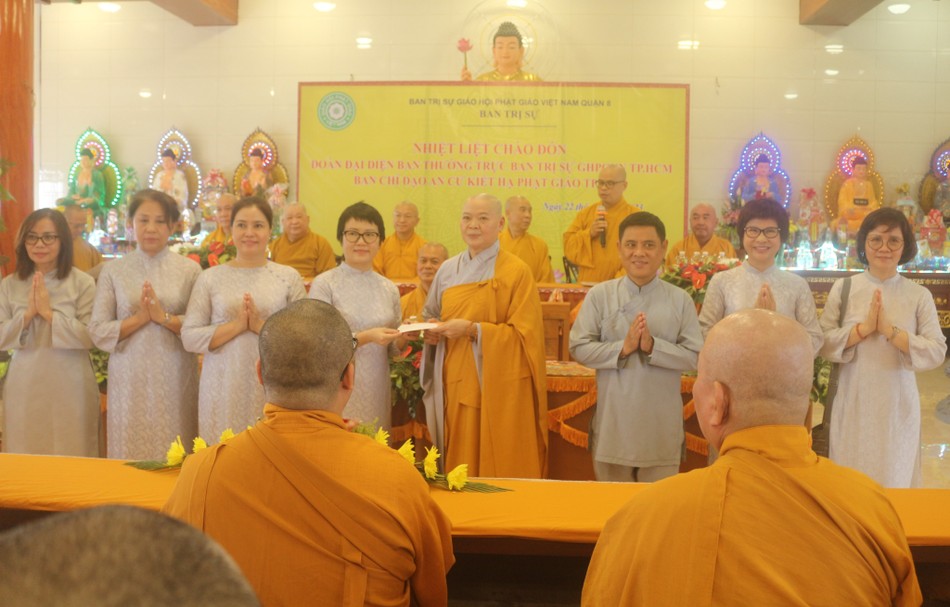 Trao phẩm vật cúng dường đến hạ trường Trao phẩm vật cúng dường đến hạ trường