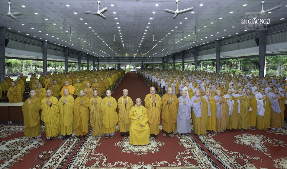 Hơn 1.000 hành giả an cư tại Học viện Phật giáo VN tại TP.HCM chụp hình lưu niệm cùng Hòa thượng Thích lệ Trang