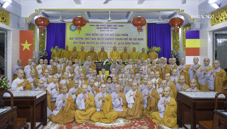 Các hành giả chụp hình lưu niệm