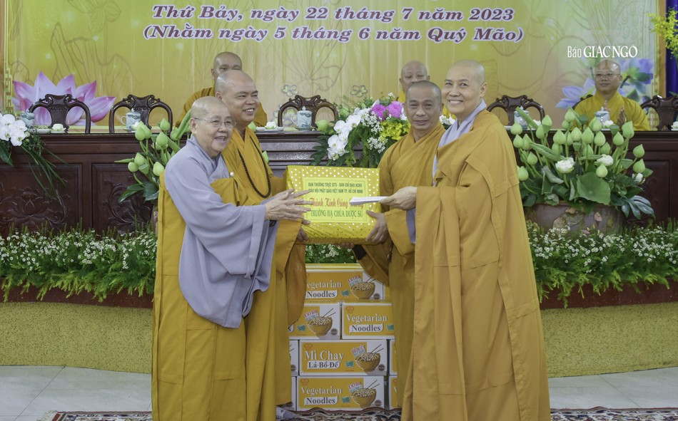 Trao tặng phẩm vật cúng dường đến hạ trường chùa Dược Sư