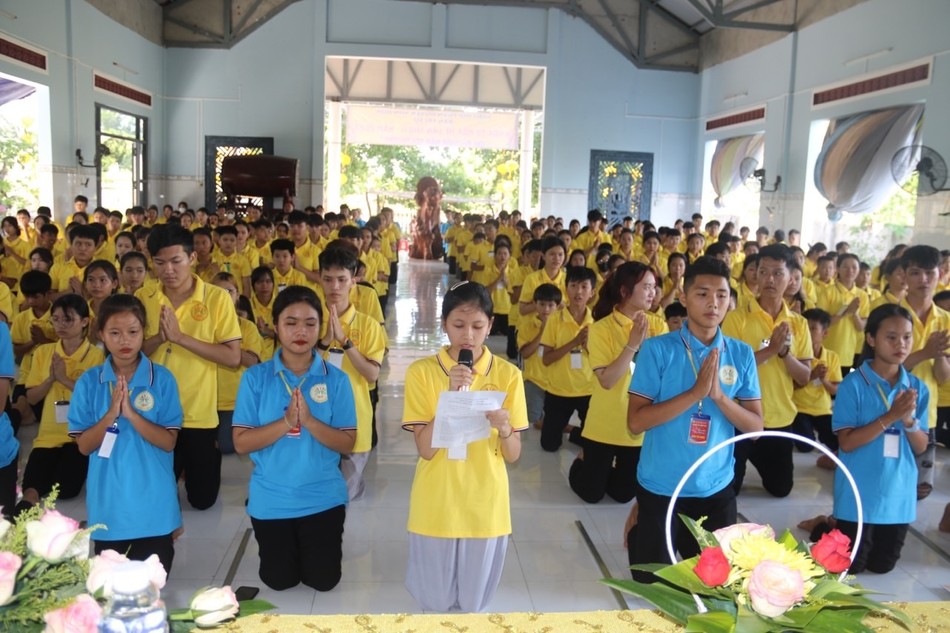 Các bạn trẻ phát nguyện thực hành đúng theo nội quy của khóa tu Các bạn trẻ phát nguyện thực hành đúng theo nội quy của khóa tu