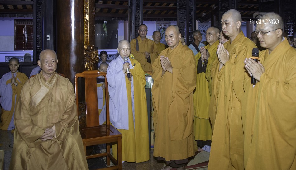 Ni trưởng Thích nữ Như Thảo thay mặt chư Ni hạ trường chùa Pháp Võ cảm tạ đoàn Ni trưởng Thích nữ Như Thảo thay mặt chư Ni hạ trường chùa Pháp Võ cảm tạ đoàn