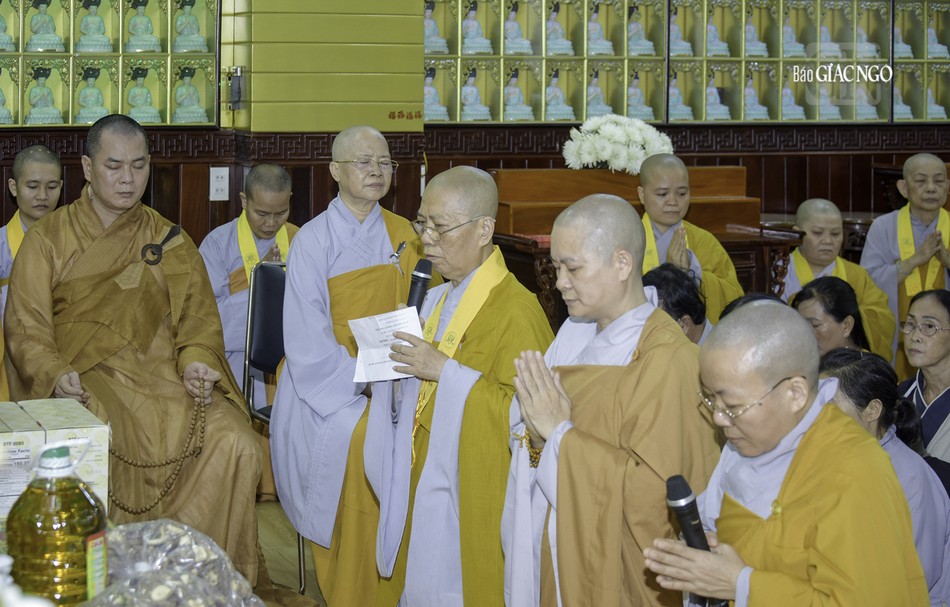 Đại diện hạ trường chùa Bồ Đề Lan Nhã cảm tạ chư tôn đức đã quan tâm đến các hành giả đang tu học nơi đây Đại diện hạ trường chùa Bồ Đề Lan Nhã cảm tạ chư tôn đức đã quan tâm đến các hành giả đang tu học nơi đây