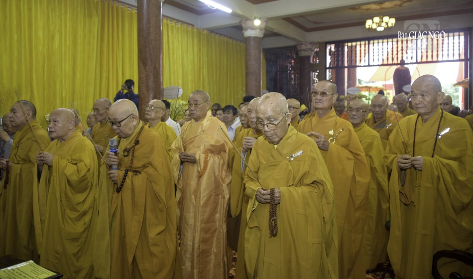 Chư tôn đức dâng hương tưởng niệm Giác linh Trưởng lão Hòa thượng Thích Thanh Sơn