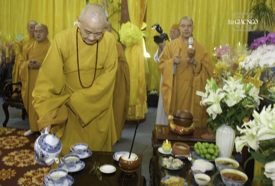 Trưởng lão Hòa thượng Thích Thanh Hùng, bào đệ Trưởng lão Hòa thượng Thích Thanh Sơn dâng trà