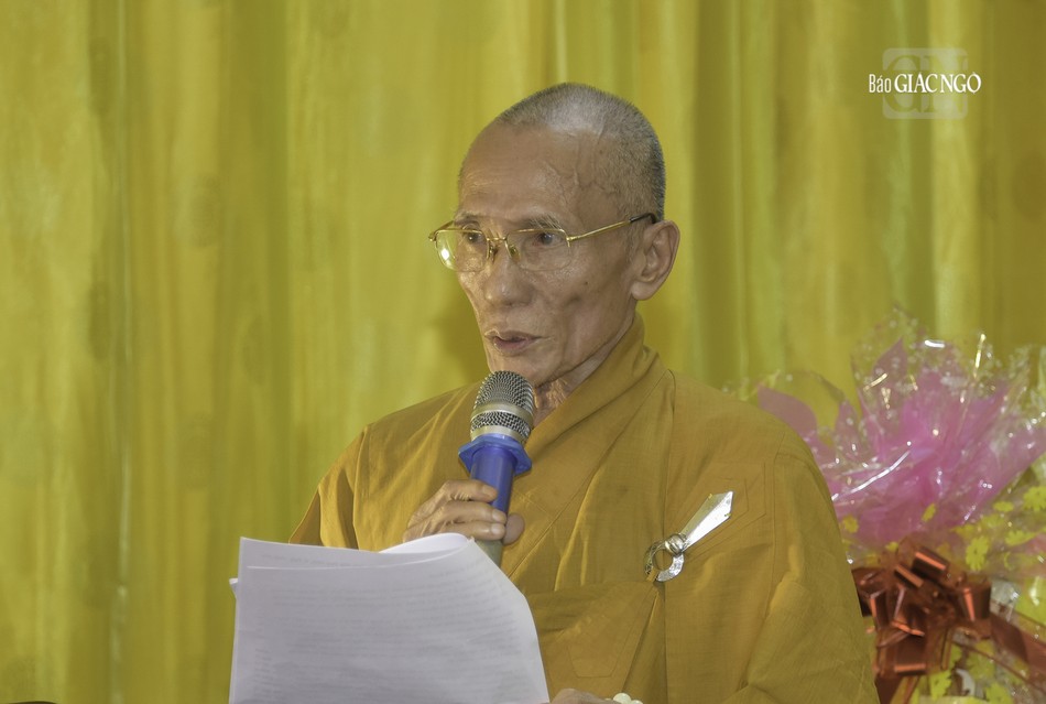 Hòa thượng Thích Huệ Trí cung tuyên tiểu sử Trưởng lão Hòa thượng Thích Thanh Sơn