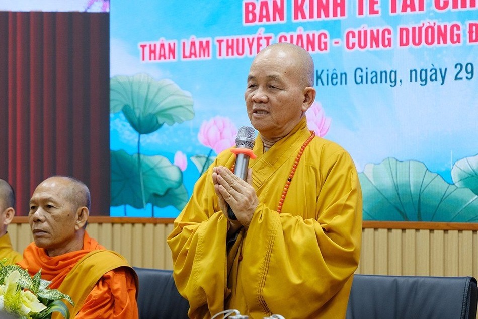 Hòa thượng Thích Minh Thiện ban đạo từ Hòa thượng Thích Minh Thiện ban đạo từ