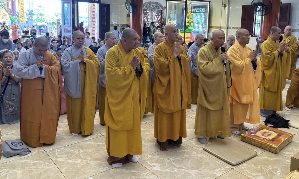 Cúng dường hạ trường chùa Quan Âm (Q.8) Cúng dường hạ trường chùa Quan Âm (Q.8)