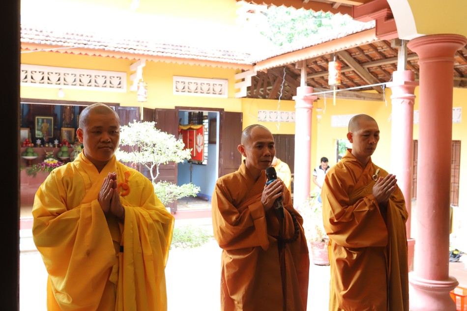 Đại đức Thích Chúc Phát tác bạch cúng dường