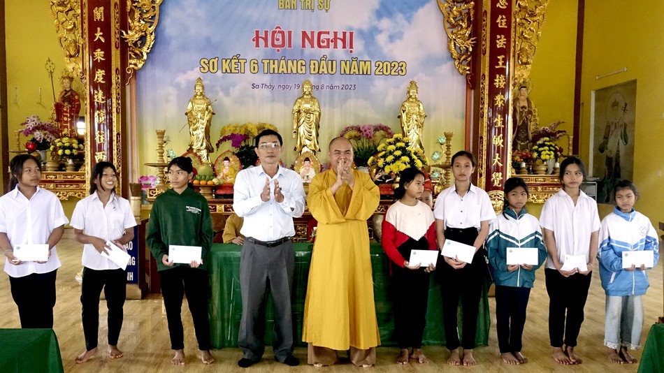 Trao tặng các phần học bổng Trao tặng các phần học bổng