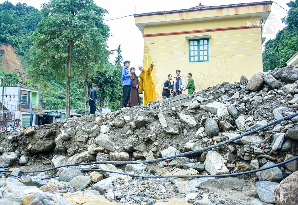 Thượng tọa Thích Minh Huy và Ni trưởng Thích nữ Từ Nhẫn hỏi thăm một hộ gia đình có người thân mất trong đợt lũ vừa qua