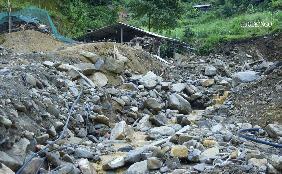 Quang cảnh một ngôi nhà bị lũ tàn phá